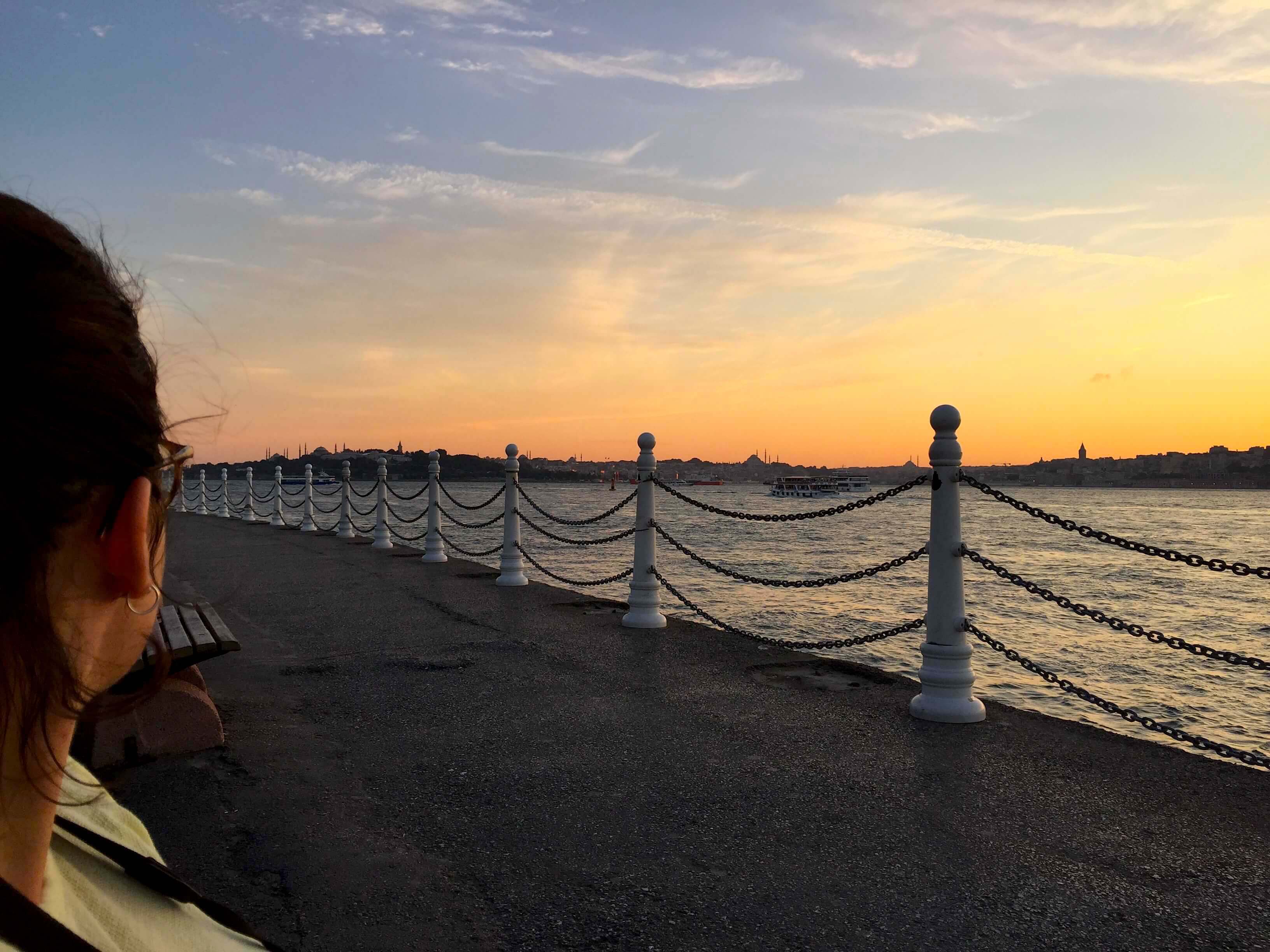 El paseo marítimo tiene bancos desde dónde contemplar la puesta de sol