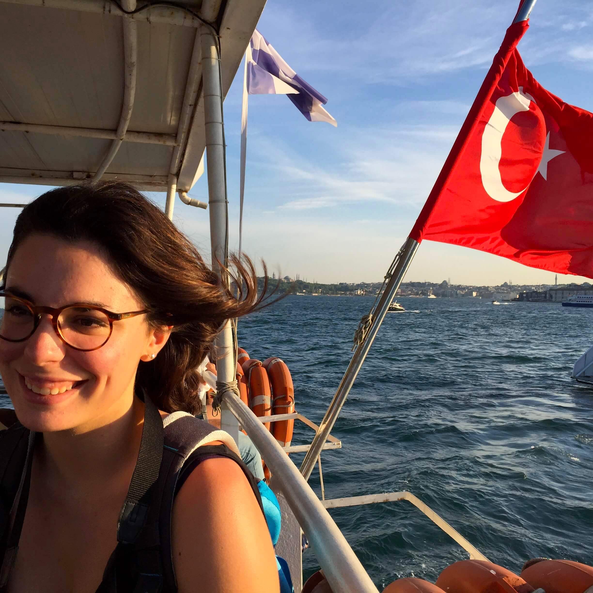 Hay ferris que cruzan el Bósforo contínuamente