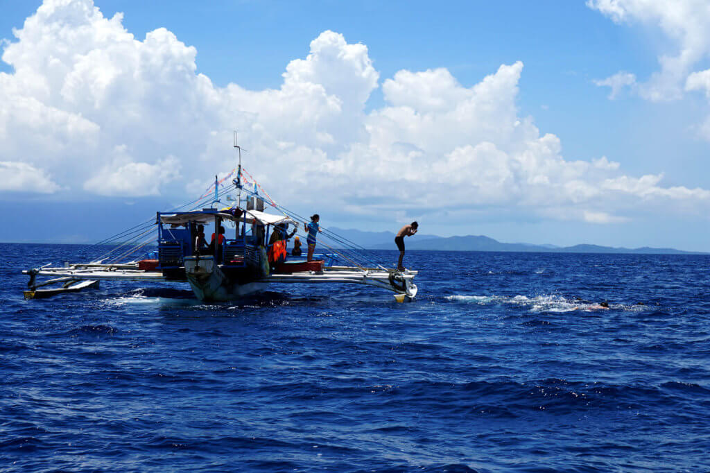 Barco en Puerto Princesa para nadar con tiburones ballena siendo responsable con los animales en Filipinas