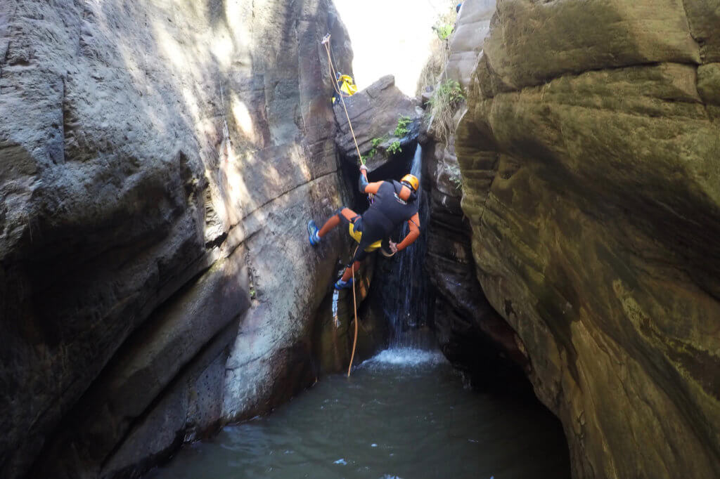 Rapel en cascada haciendo barranquismo en Almería