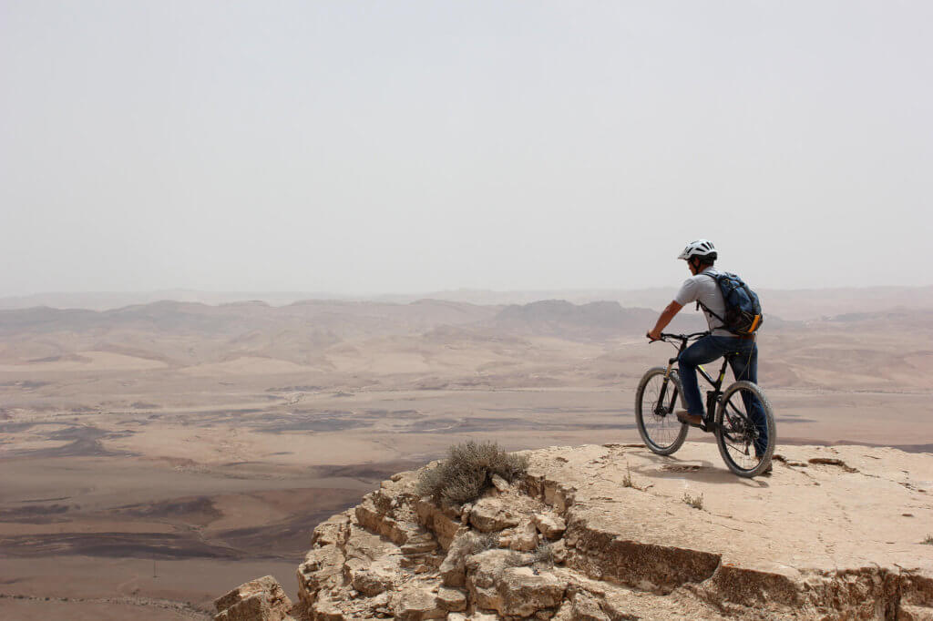 Bicicleta en el desierto del Néguev en Israel