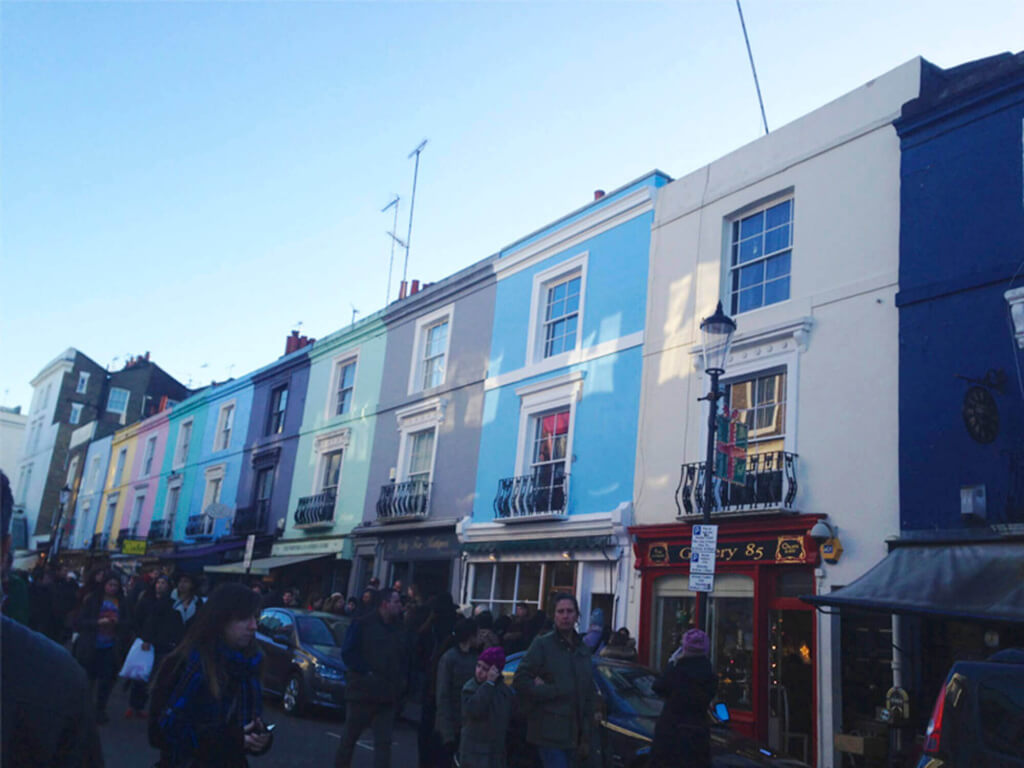 Colorida calle de Notting Hill