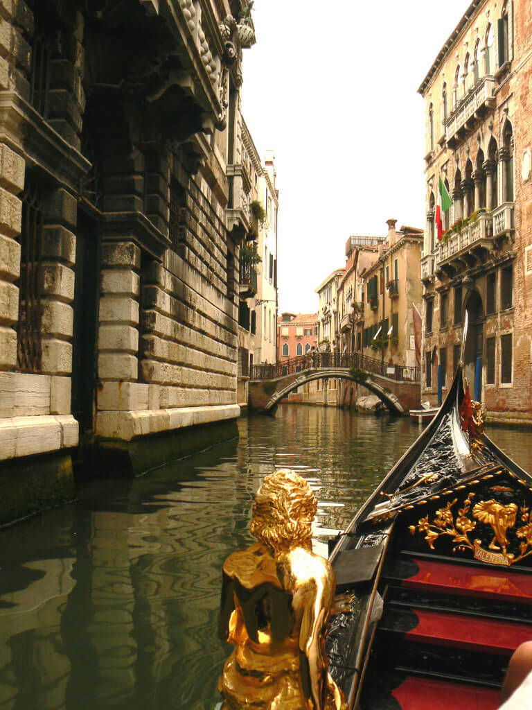 Góndola por un canal de Venecia