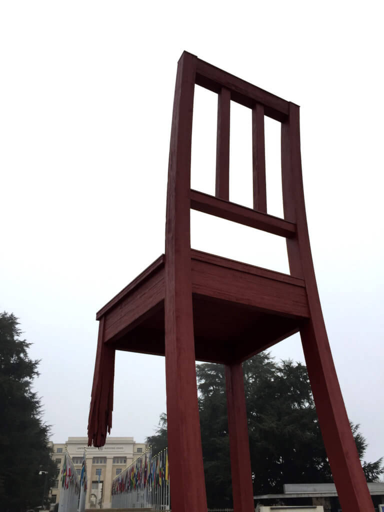 La Broken Chair con la sede de las Naciones Unidas en Ginebra