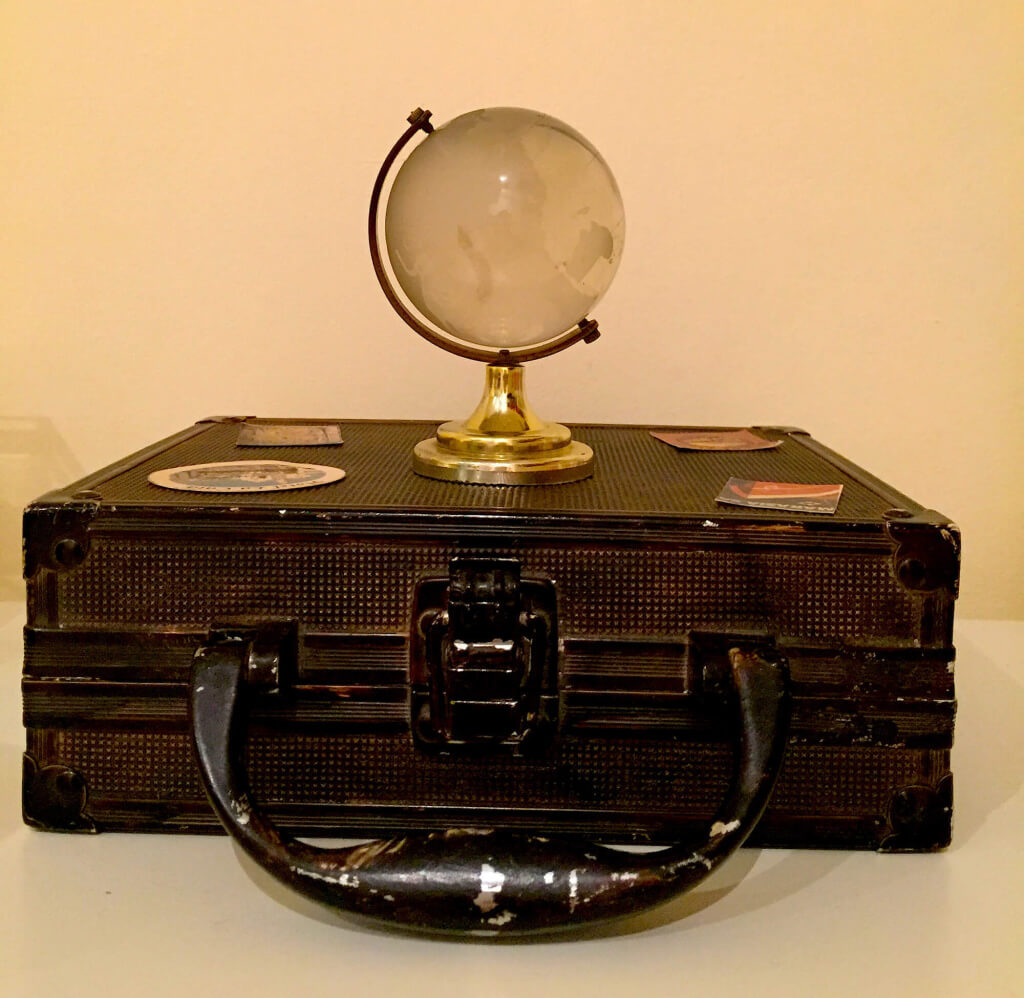 Bola del mundo y maleta