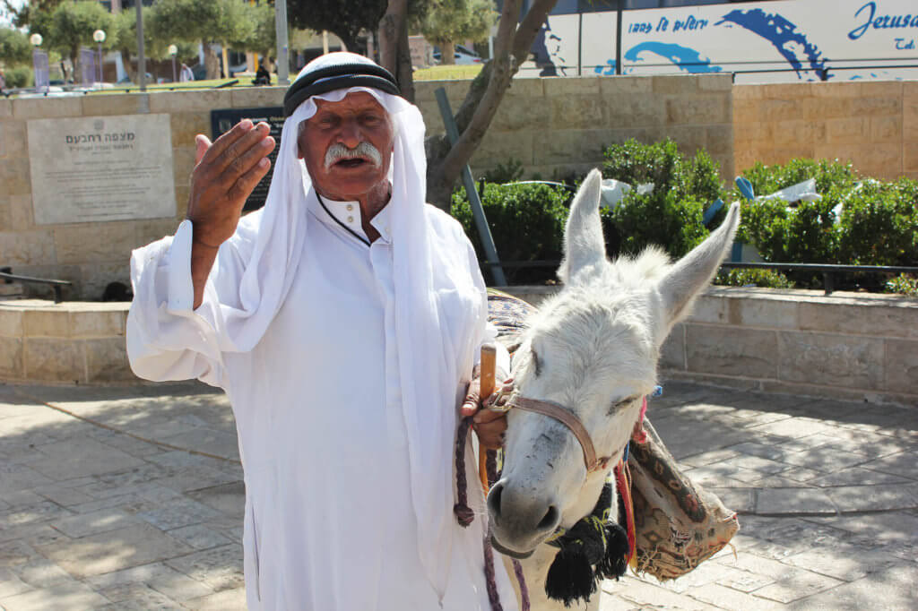 Israelí con un burro en Jerusalén