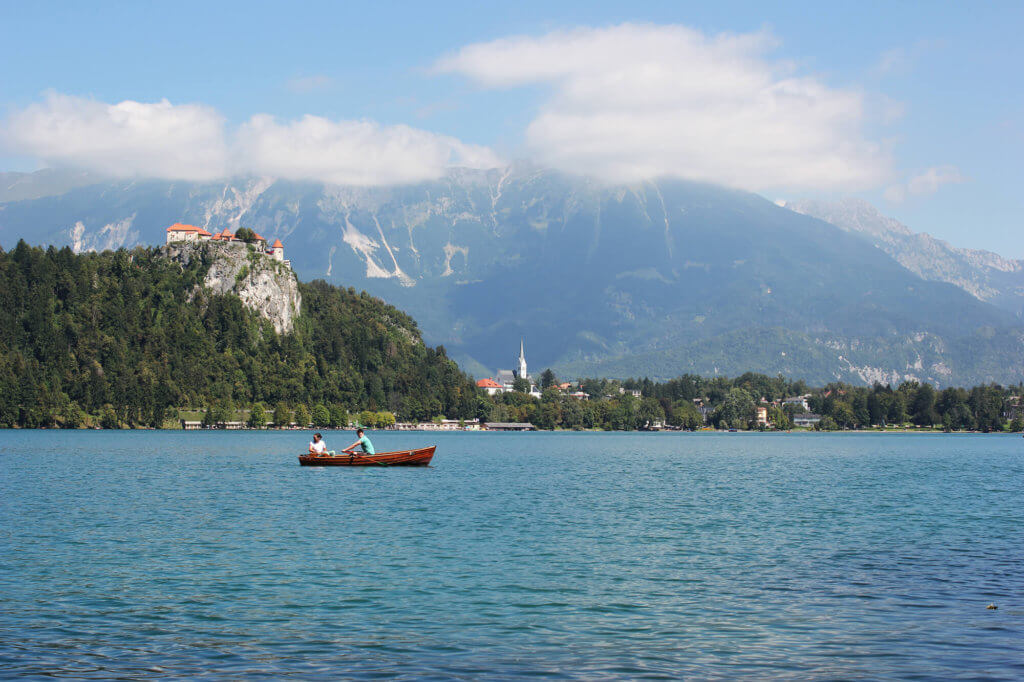 Lago de Bled con barca y el castillo de fondo