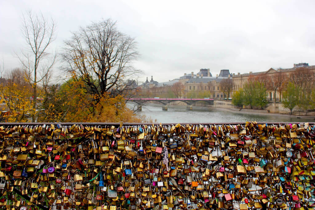 Candados en un puente del Sena que ver en París entre ciudades más románticas