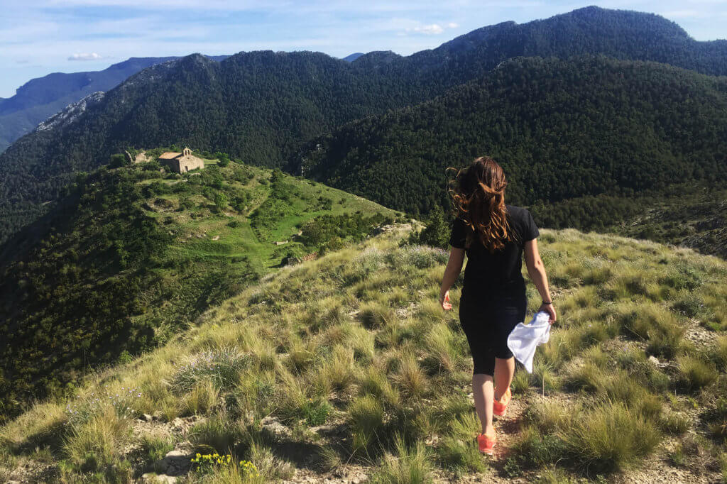 Andando hacia la ermita de la Mare de Déu de la Salut en Montanisell